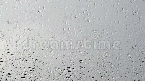 窗玻璃上的雨滴视频的预览图