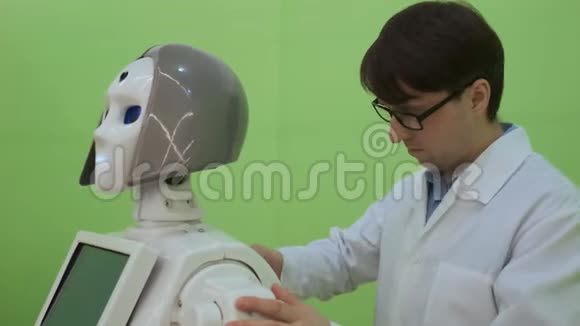 电子工程师从事机器人结构与平板慢动作未来主义机器人概念视频的预览图