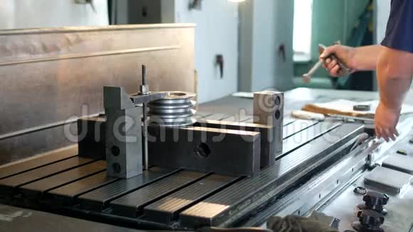 男性专家钻孔机将金属滑轮固定在扩孔机上小生意视频的预览图
