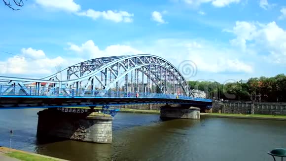 波兰克拉科夫维斯特拉河上的现代金属桥视频的预览图