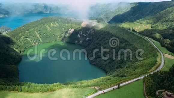 飞越拉戈阿维德和拉戈阿祖尔湖泊在塞特西达迪斯火山口圣米格尔岛亚速尔群岛视频的预览图