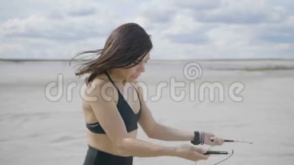女孩跳到岸上视频的预览图
