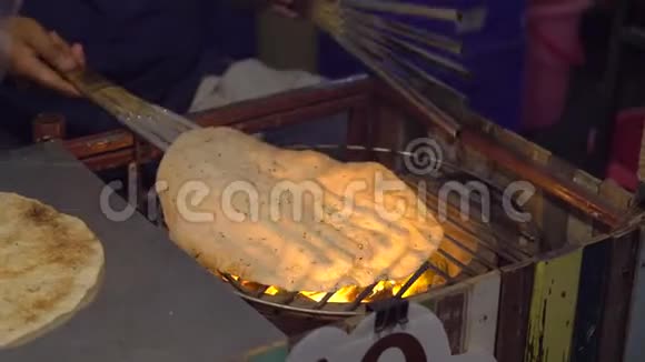 泰国一家夜市在明火上烹制异国情调的泰国煎饼的过程泰国菜的概念亚洲食物视频的预览图