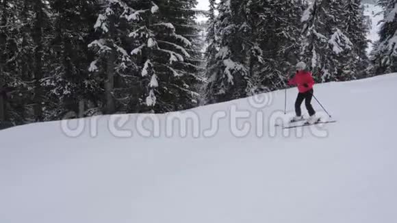 滑雪新手小心滑下山坡上的滑雪场视频的预览图