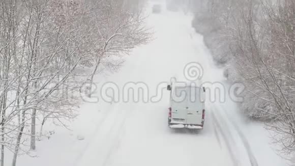 冬季这辆车骑在一条下雪的路上视频的预览图