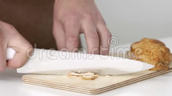 切肉用来做慢动作的煎饼视频的预览图