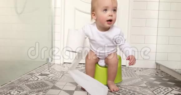 孩子坐下来从厕所里站起来视频的预览图