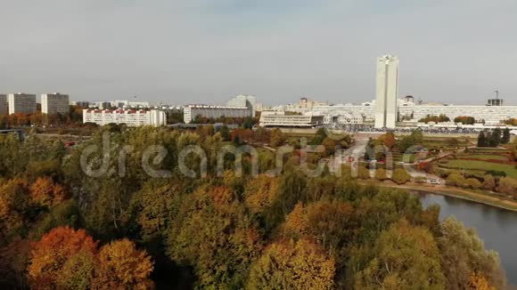 俄罗斯莫斯科Zelenograd的植物园和胜利公园视频的预览图