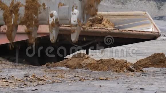 挖掘机正在近距离挖土挖掘机装载自卸汽车车身挖掘机斗耙泥视频的预览图