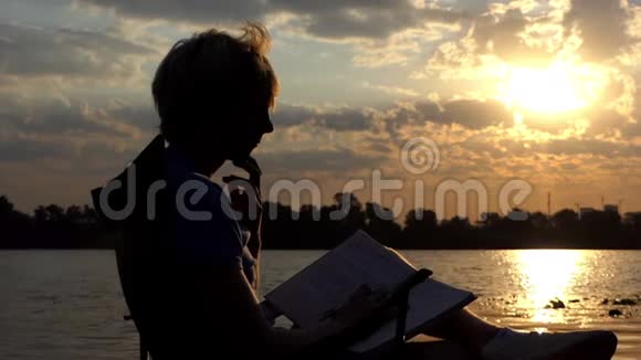 有创造力的人阅读并思考他坐在斯隆河畔的笔记视频的预览图