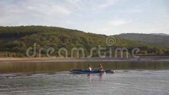 家庭水上游客在德涅斯特河上旅行风景如画的海滩山上长满了森林视频的预览图