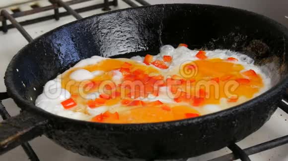 炒鸡蛋用甜椒辣椒炒锅早餐视频的预览图