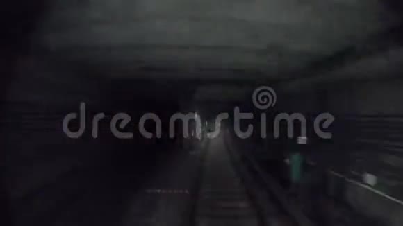 在现代化城市的一条隧道里乘坐快速地下列车地铁列车在黑暗隧道行驶的时间间隔视频的预览图
