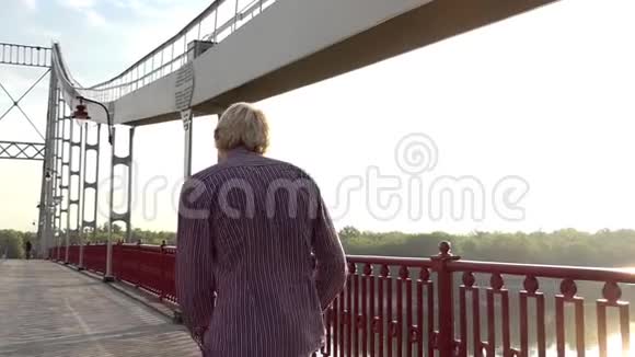 夏天在斯隆莫年轻人用回头帆沿着桥跳舞视频的预览图