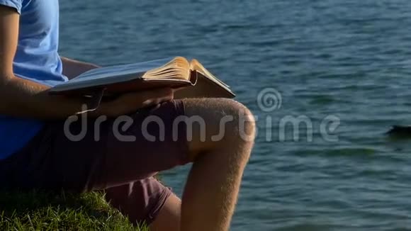 浪漫的男人看湖畔的照片棕色鸭子在附近游泳视频的预览图