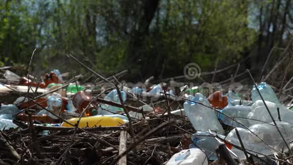 苍蝇飞过一堆垃圾地的塑料瓶等垃圾视频的预览图