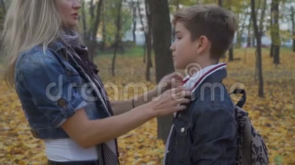 母亲和儿子在森林里互相拥抱视频的预览图