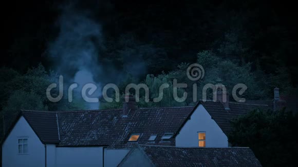 夜晚的房子浓烟滚滚视频的预览图