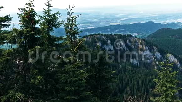 从罗马尼亚波斯塔瓦鲁峰俯瞰布拉索夫美景视频的预览图