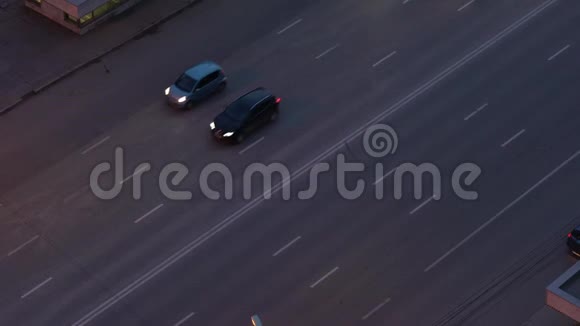 汽车穿过傍晚的城市街道视频的预览图