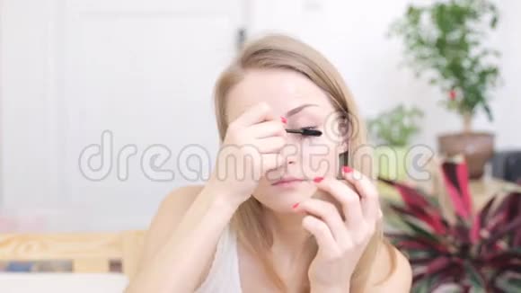 年轻女孩染睫毛视频的预览图