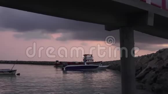 岩石海岸和桥海洋和船马尔代夫视频视频的预览图
