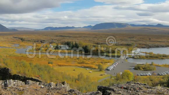 冰岛国家公园Tingvellir全景在晴朗的秋日从顶部观看视频的预览图
