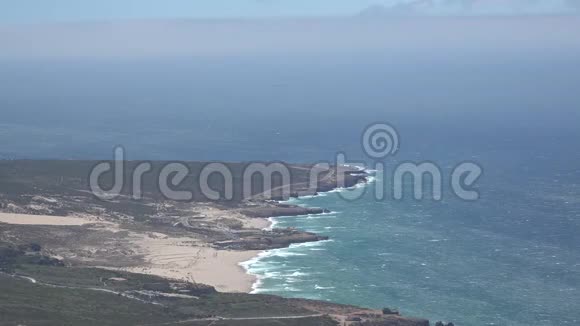 波浪在沿海海岸线上视频的预览图