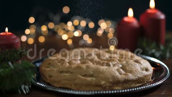 为庆祝新年和圣诞节而做的新鲜圣诞蛋糕站在装饰好的桌子上上面有圣诞树视频的预览图