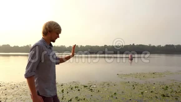 年轻人微笑着在夏天的狄尼伯河上冲过一道长堤视频的预览图