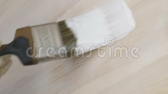 油漆工在木板上涂上白色油漆视频的预览图