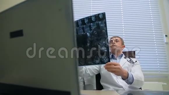 医生检查x光视频的预览图