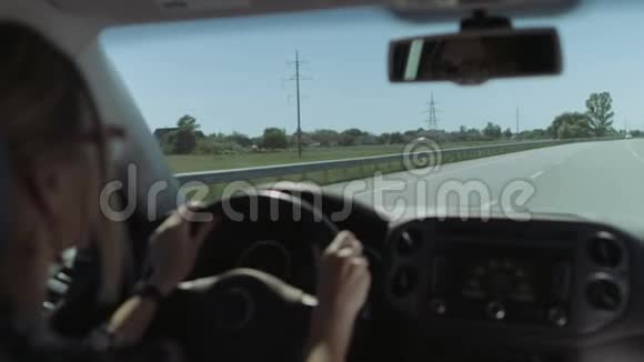 女司机在高速公路上开车视频的预览图