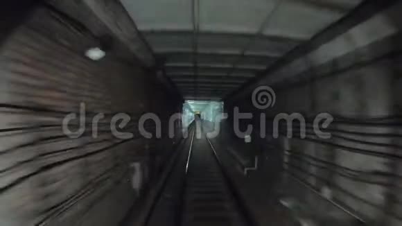地铁列车在黑暗隧道移动的时间间隔在现代化城市的隧道中快速快速的地下列车视频的预览图