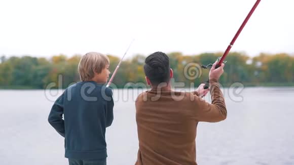 父亲教儿子如何捕鱼视频的预览图