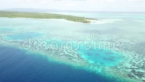 Wakatobi偏远岛屿及周边珊瑚礁空中活动视频的预览图