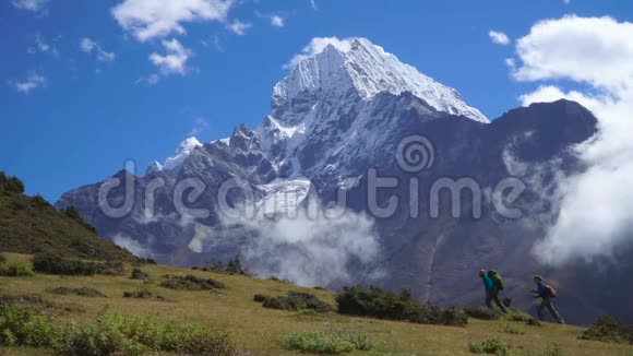 带背包的女孩爬上喜马拉雅山的山坡视频的预览图