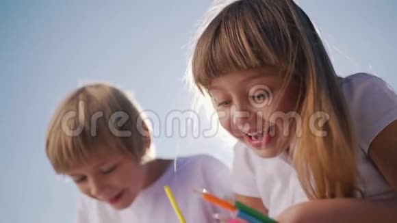 快乐的孩子们玩得开心画画视频的预览图