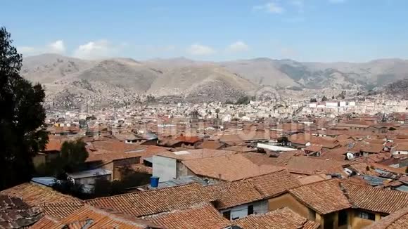红色瓷砖屋顶拖把和小山库斯科秘鲁视频的预览图