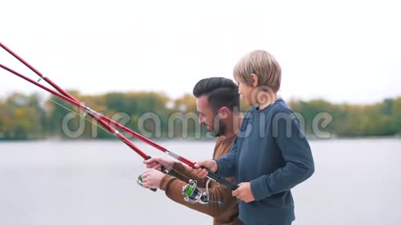 父亲教儿子如何捕鱼视频的预览图