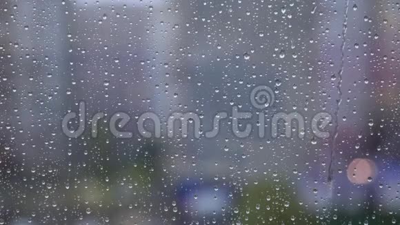 雨水从窗户流下来视频的预览图