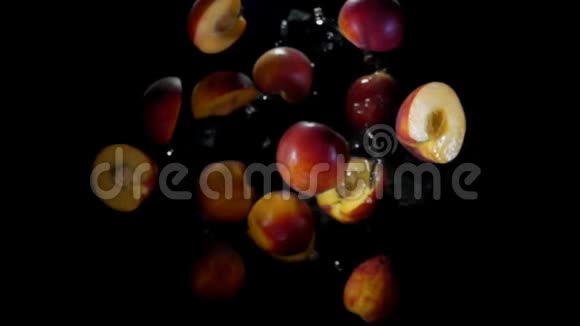 一只黑色背景下的桃子视频的预览图