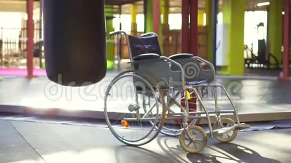 轮椅在健身房里运动损伤的概念视频的预览图