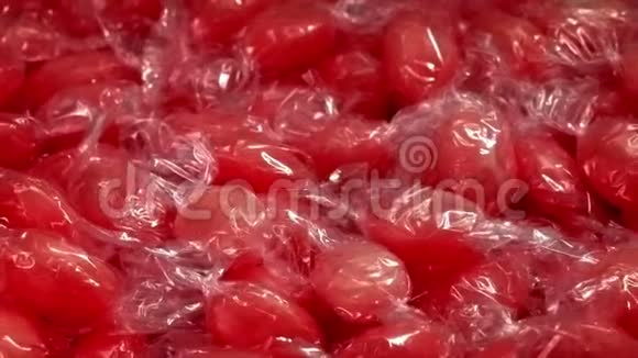 红糖果在包装纸特写视频的预览图
