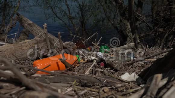 塑料袋瓶子垃圾垃圾和其他垃圾在河岸上垃圾和废物环境污染视频的预览图