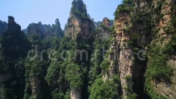 中国国家公园以其超现实的岩层景色而闻名视频的预览图