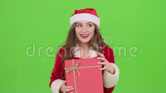 穿着雪少女服装的女孩拿着礼物绿色屏幕关门视频的预览图