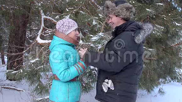 冬天在树林里的男人和女人视频的预览图