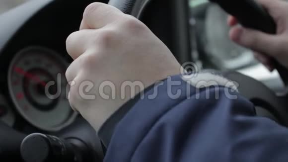 特写男手开汽车仪表盘背景焦点从手到速度计视频的预览图