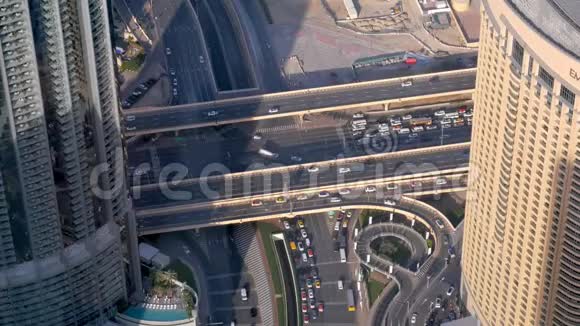 迪拜巨大的现代十字路口从顶部俯瞰视频的预览图